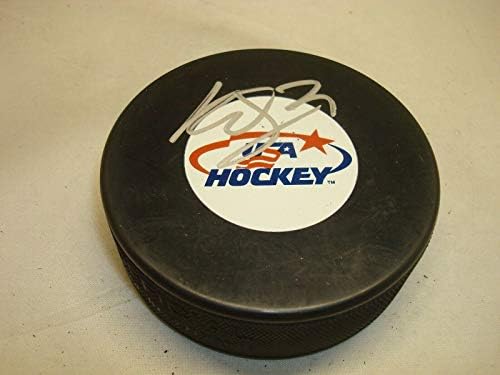 Kyle Okposo potpisao tim U. S. A. hokejaški pak sa autogramom 1A-autogramom NHL Pakova