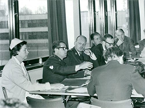 Vintage fotografija švedskih službenika za spašavanje koji sjede i raspravljaju.odbrambena ruka svea_livgarde_div